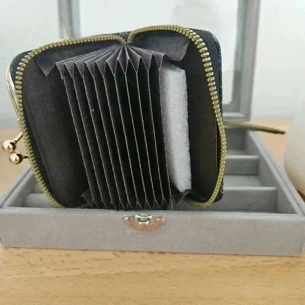 Black dual compartment wallet. Kisslock coin purse. Accordion credit card holder - Picture 4 of 4